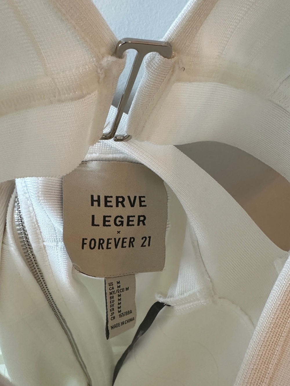 Herve Leger Elegant White V-Neck Sleeveless Dress - Picture 5 of 8